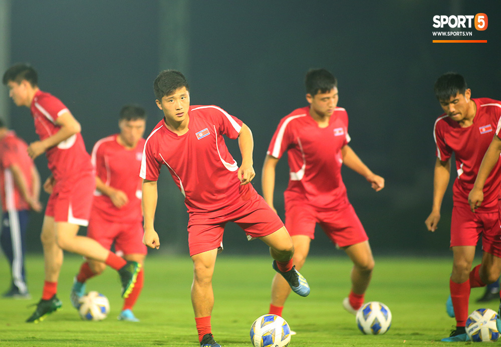 U23 CHDCND Triều Tiên tự tát vào mặt nhau trước trận gặp U23 Việt Nam - Ảnh 1.