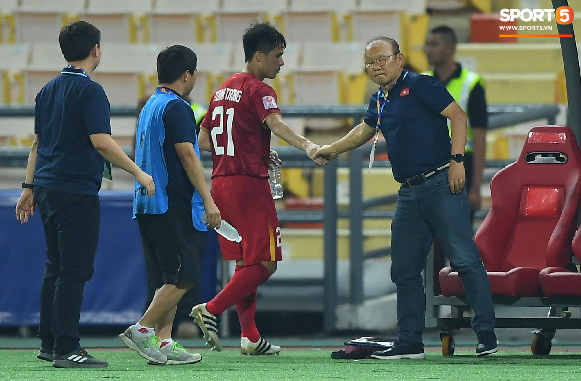 Khoảnh khắc đáng buồn nhất VCK U23 châu Á 2020: Đình Trọng nhận thẻ đỏ, U23 Việt Nam mất hết sau trận đấu với CHDCND Triều Tiến - Ảnh 3.