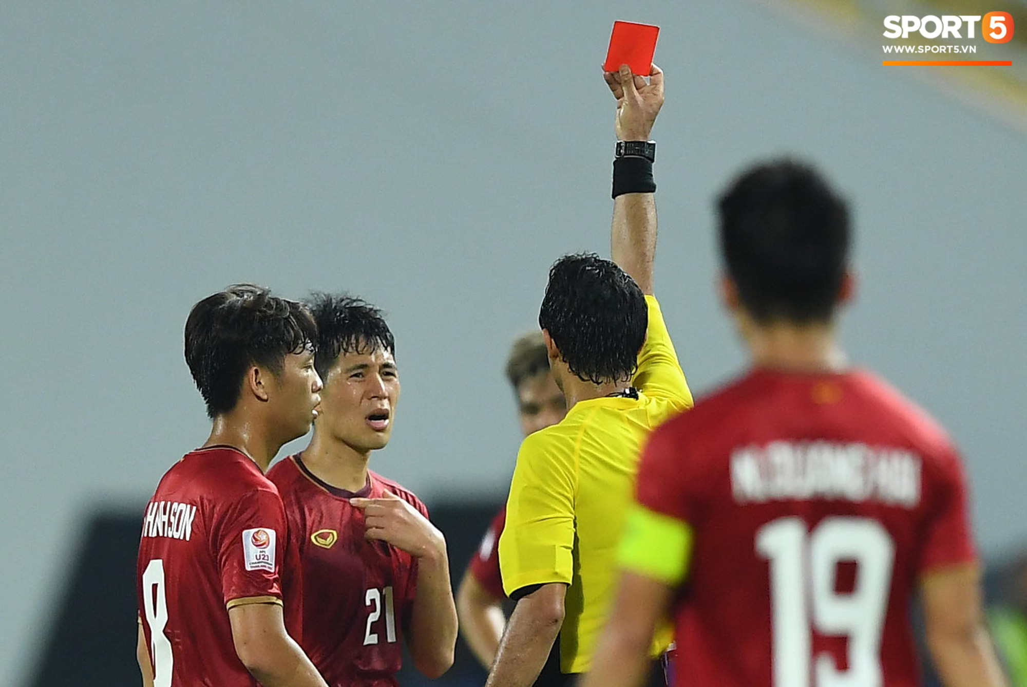 Khoảnh khắc đáng buồn nhất VCK U23 châu Á 2020: Đình Trọng nhận thẻ đỏ, U23 Việt Nam mất hết sau trận đấu với CHDCND Triều Tiến - Ảnh 1.