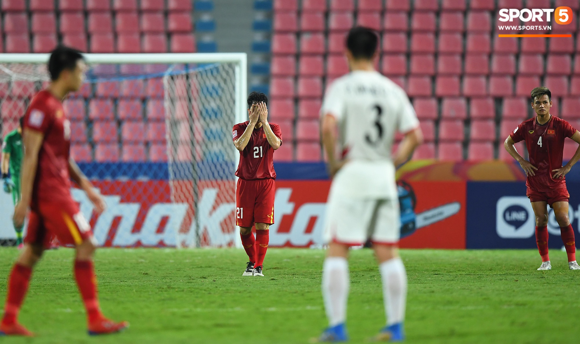 Khoảnh khắc đáng buồn nhất VCK U23 châu Á 2020: Đình Trọng nhận thẻ đỏ, U23 Việt Nam mất hết sau trận đấu với CHDCND Triều Tiến - Ảnh 2.