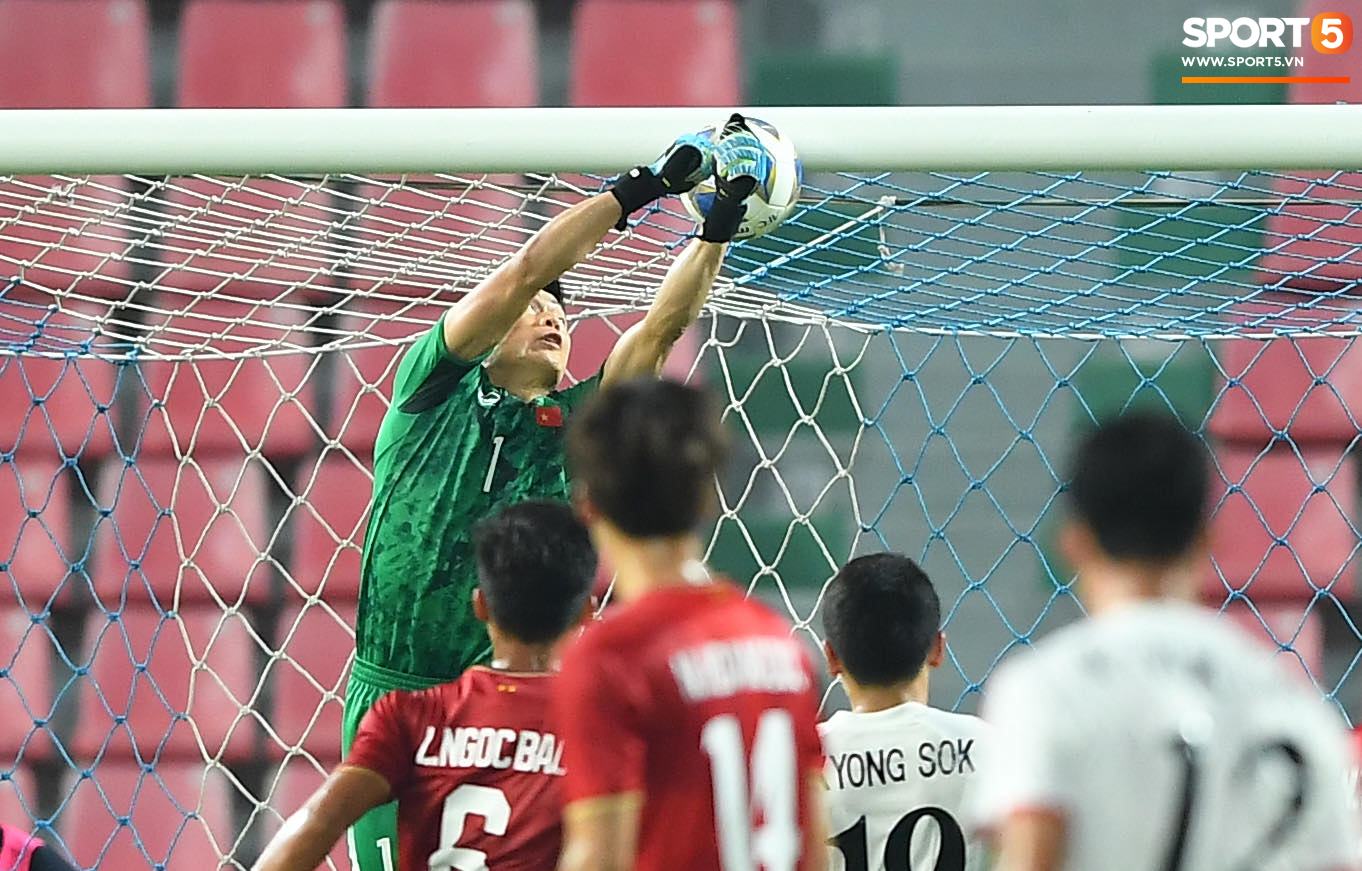 Khoảnh khắc đáng buồn nhất VCK U23 châu Á 2020: Đình Trọng nhận thẻ đỏ, U23 Việt Nam mất hết sau trận đấu với CHDCND Triều Tiến - Ảnh 4.