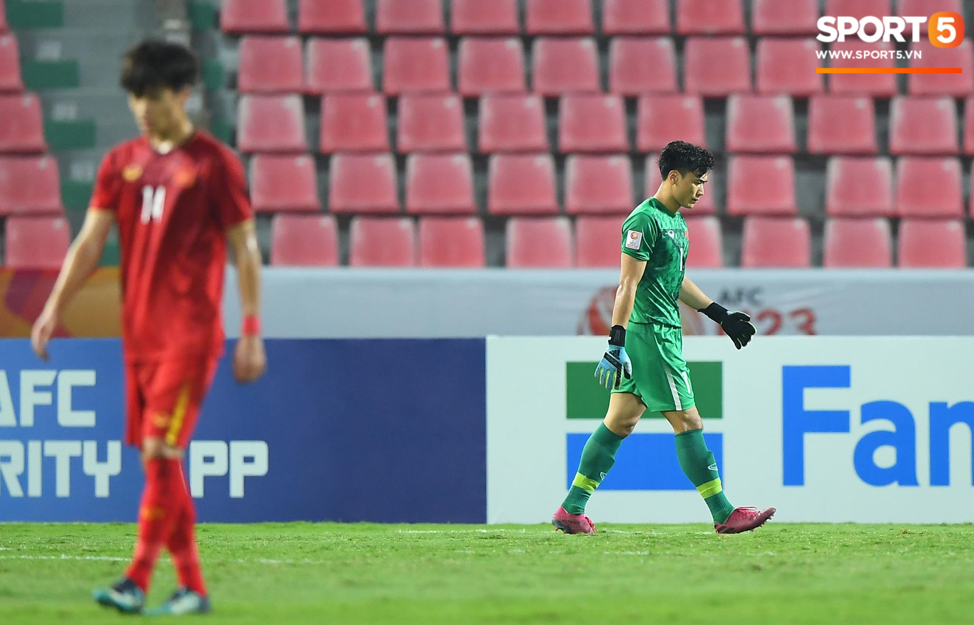 Cận cảnh pha Tiến Dũng sai lầm nghiêm trọng, cơ hội đi tiếp của U23 Việt Nam bé bằng con kiến - Ảnh 6.