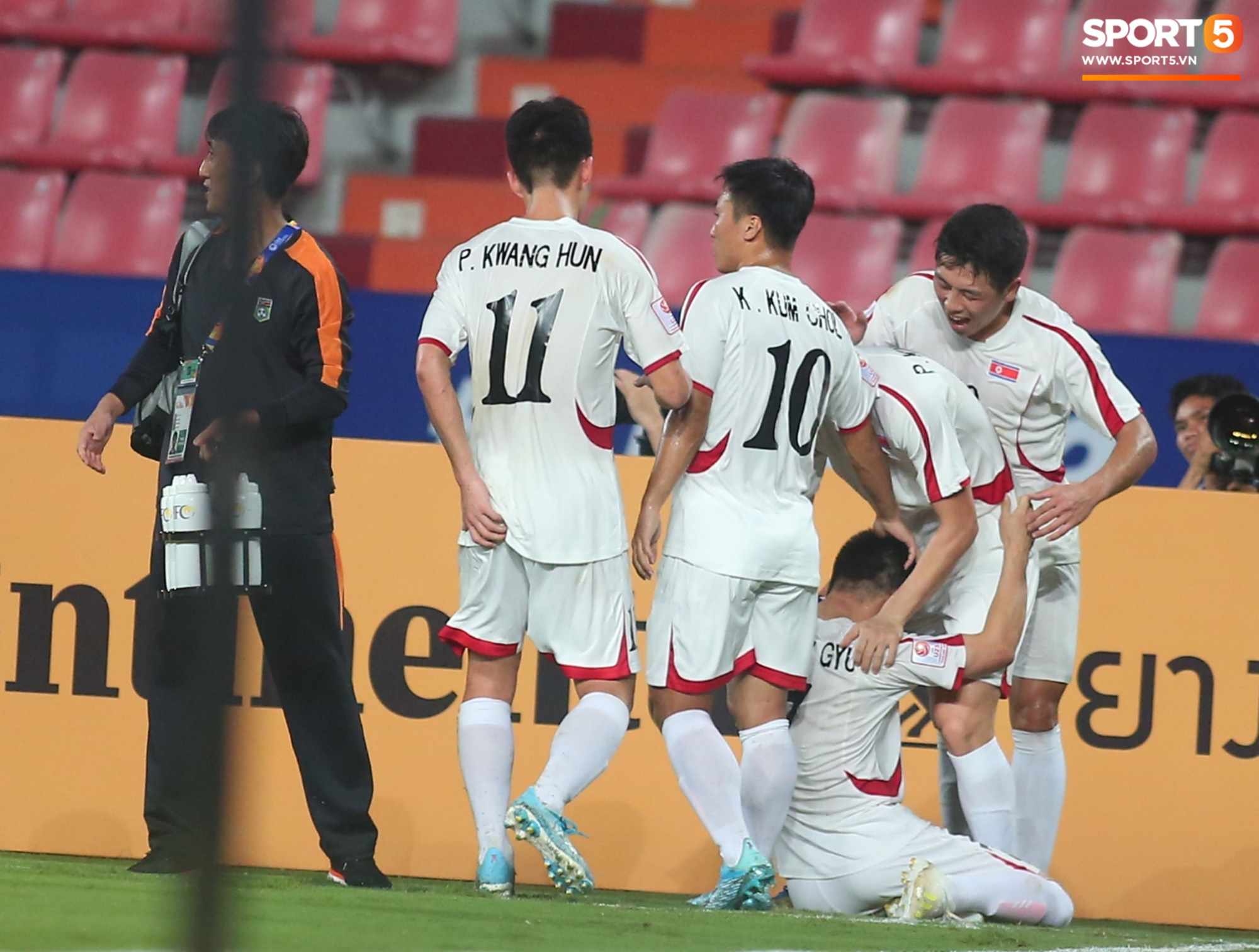 Khoảnh khắc đáng buồn nhất VCK U23 châu Á 2020: Đình Trọng nhận thẻ đỏ, U23 Việt Nam mất hết sau trận đấu với CHDCND Triều Tiến - Ảnh 5.