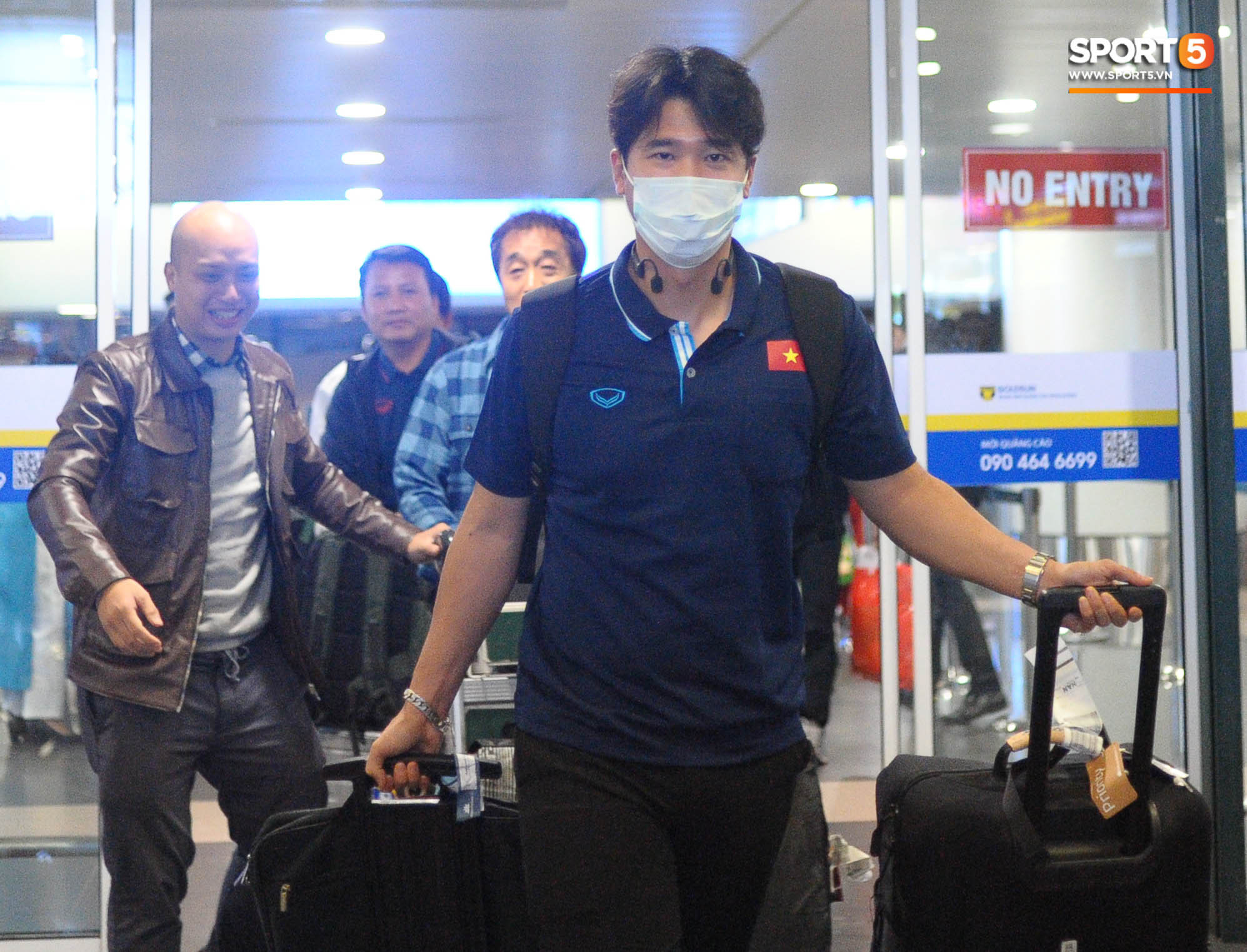 Nhường vé bay thẳng cho cầu thủ lại gặp sự cố delay, rạng sáng 18/1 HLV Park Hang-seo mới về đến Hà Nôi - Ảnh 4.