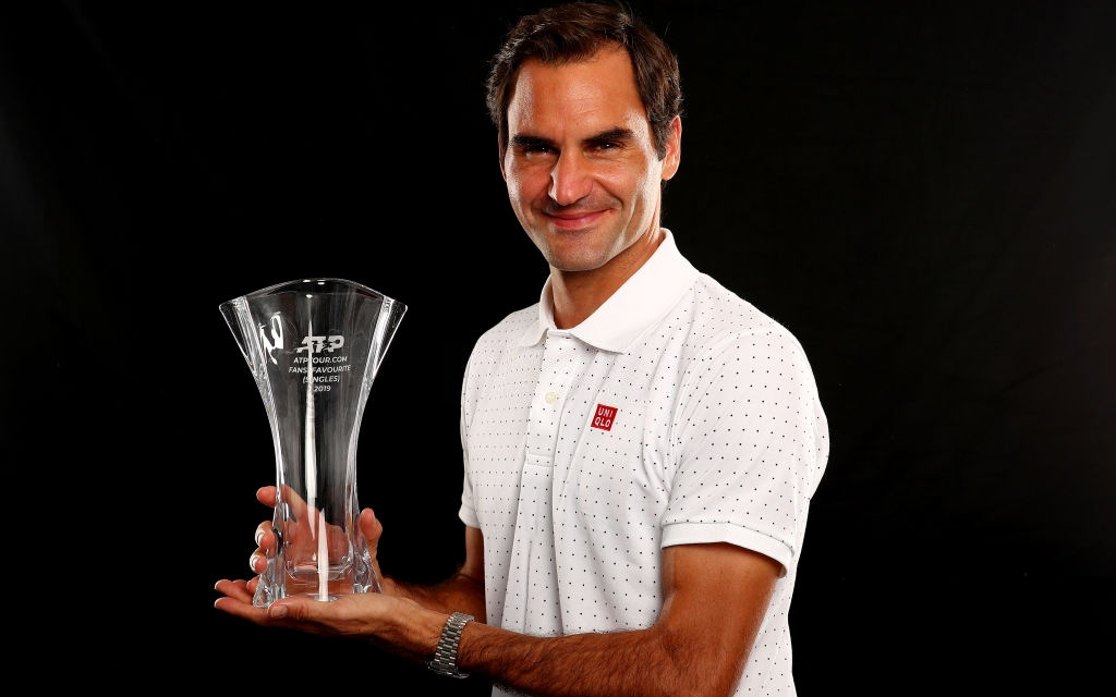 "Chàng móm" Federer hớn hở nhận danh hiệu đầu năm mới, khiến fan thích thú với trang phục đáng yêu