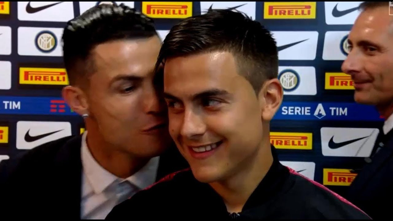 Hội chị em dậy sóng khi nhìn Ronaldo khóa môi anh chàng tiền đạo trẻ đẹp trai nhất đội ngay trên sân đấu - Ảnh 3.