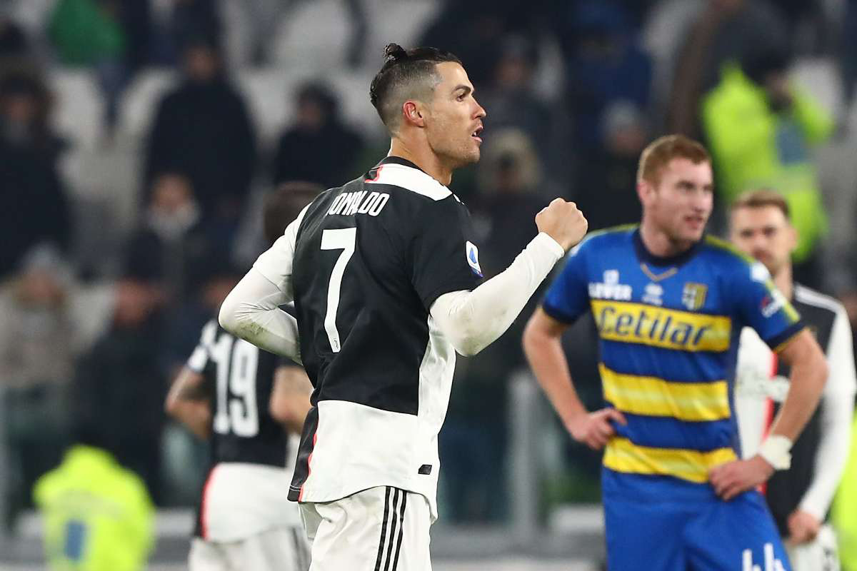 Hội chị em dậy sóng khi nhìn Ronaldo khóa môi anh chàng tiền đạo trẻ đẹp trai nhất đội ngay trên sân đấu - Ảnh 4.