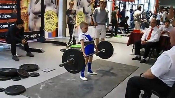 Cậu bé 11 tuổi được mệnh danh đứa trẻ khỏe nhất nước Nga: Nâng thành công tạ 100 kg, luyện tập bằng cách kéo... ô tô - Ảnh 1.