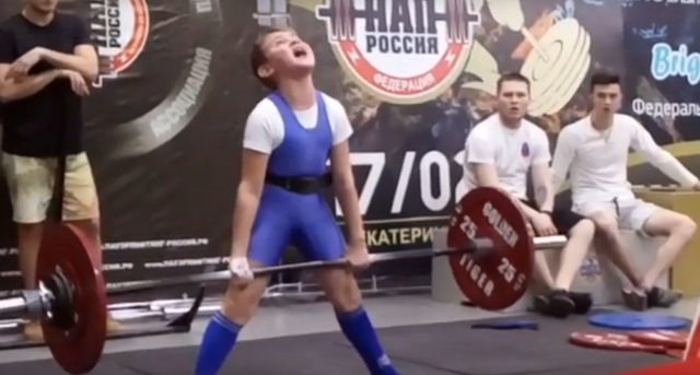 Cậu bé 11 tuổi được mệnh danh đứa trẻ khỏe nhất nước Nga: Nâng thành công tạ 100 kg, luyện tập bằng cách kéo... ô tô - Ảnh 2.