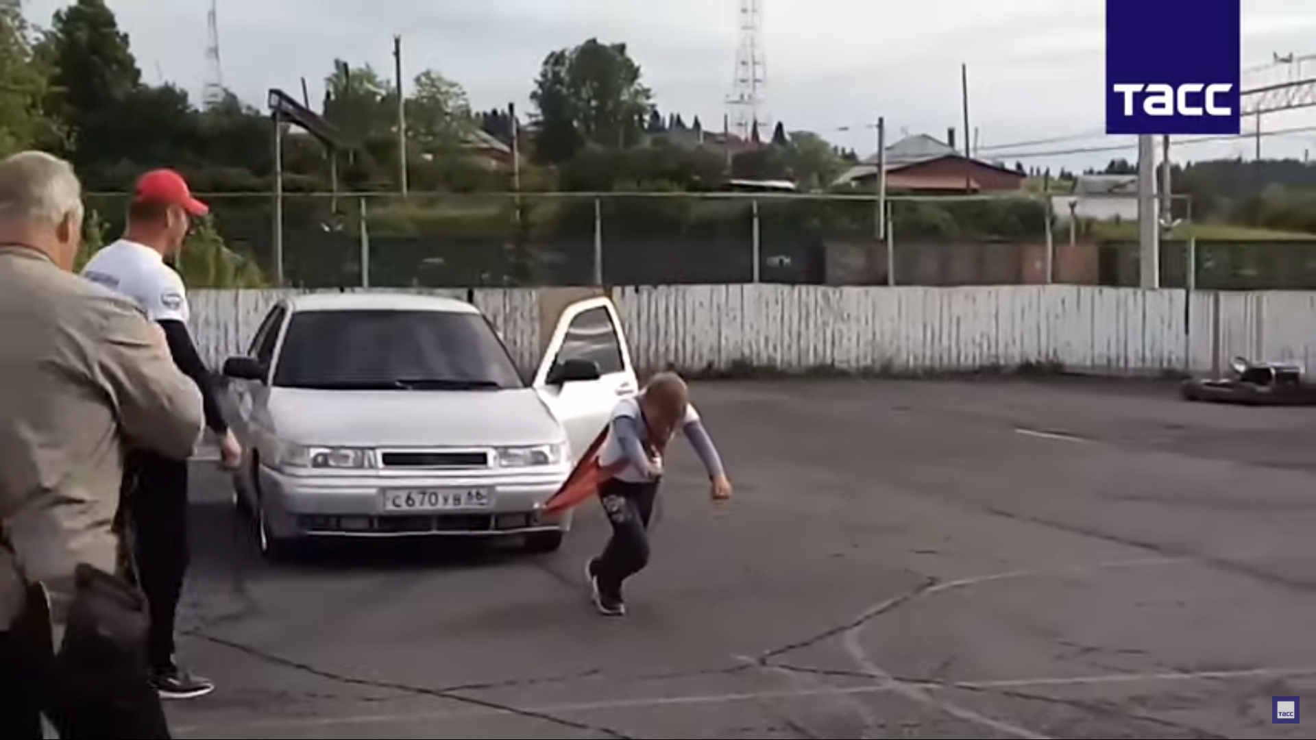 Cậu bé 11 tuổi được mệnh danh đứa trẻ khỏe nhất nước Nga: Nâng thành công tạ 100 kg, luyện tập bằng cách kéo... ô tô - Ảnh 4.
