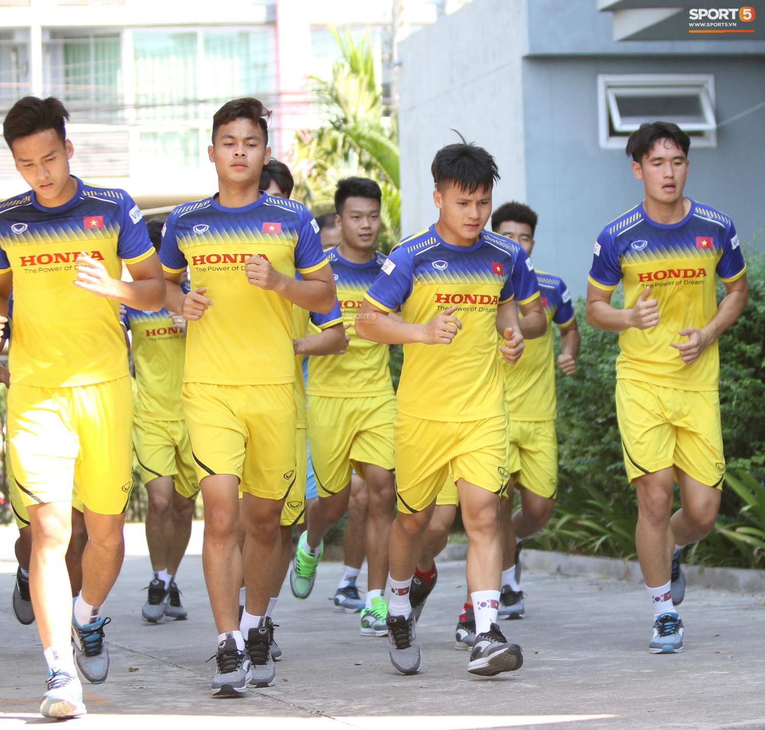 Thầy Park vã mồ hôi, thở không ra hơi khi tập chạy cùng cầu thủ U23 Việt Nam - Ảnh 9.
