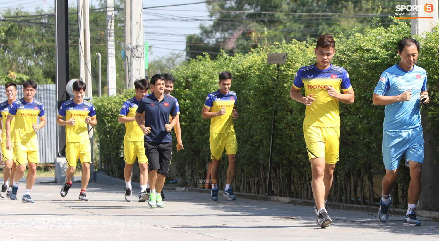 Thầy Park vã mồ hôi, thở không ra hơi khi tập chạy cùng cầu thủ U23 Việt Nam - Ảnh 8.