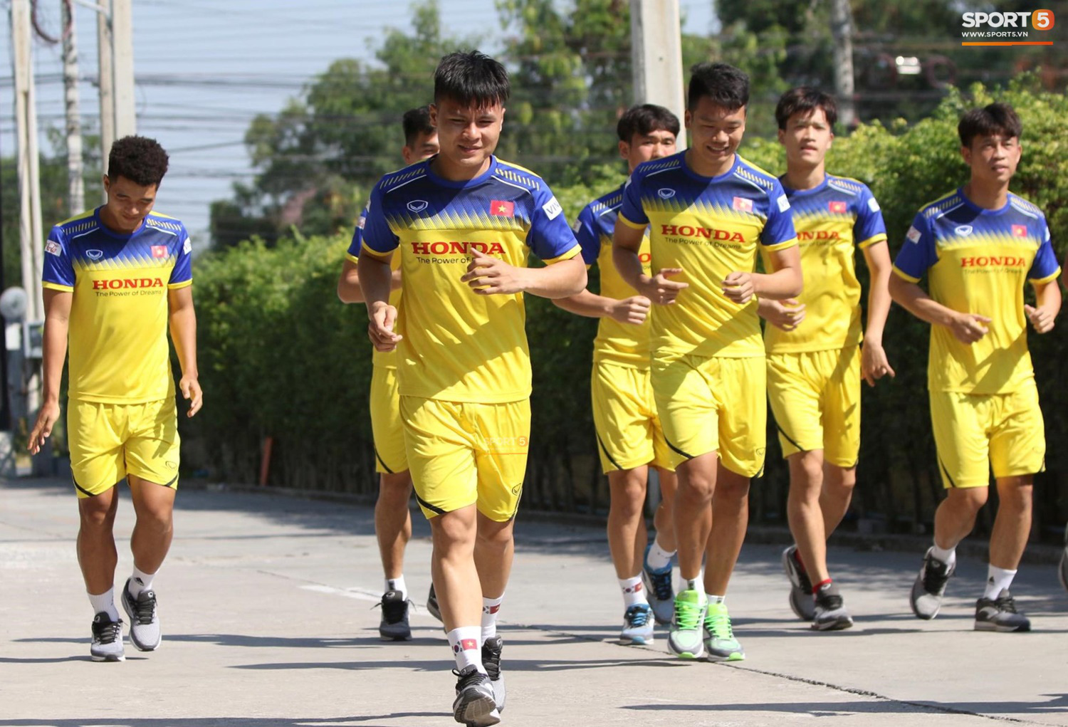 Thầy Park vã mồ hôi, thở không ra hơi khi tập chạy cùng cầu thủ U23 Việt Nam - Ảnh 2.