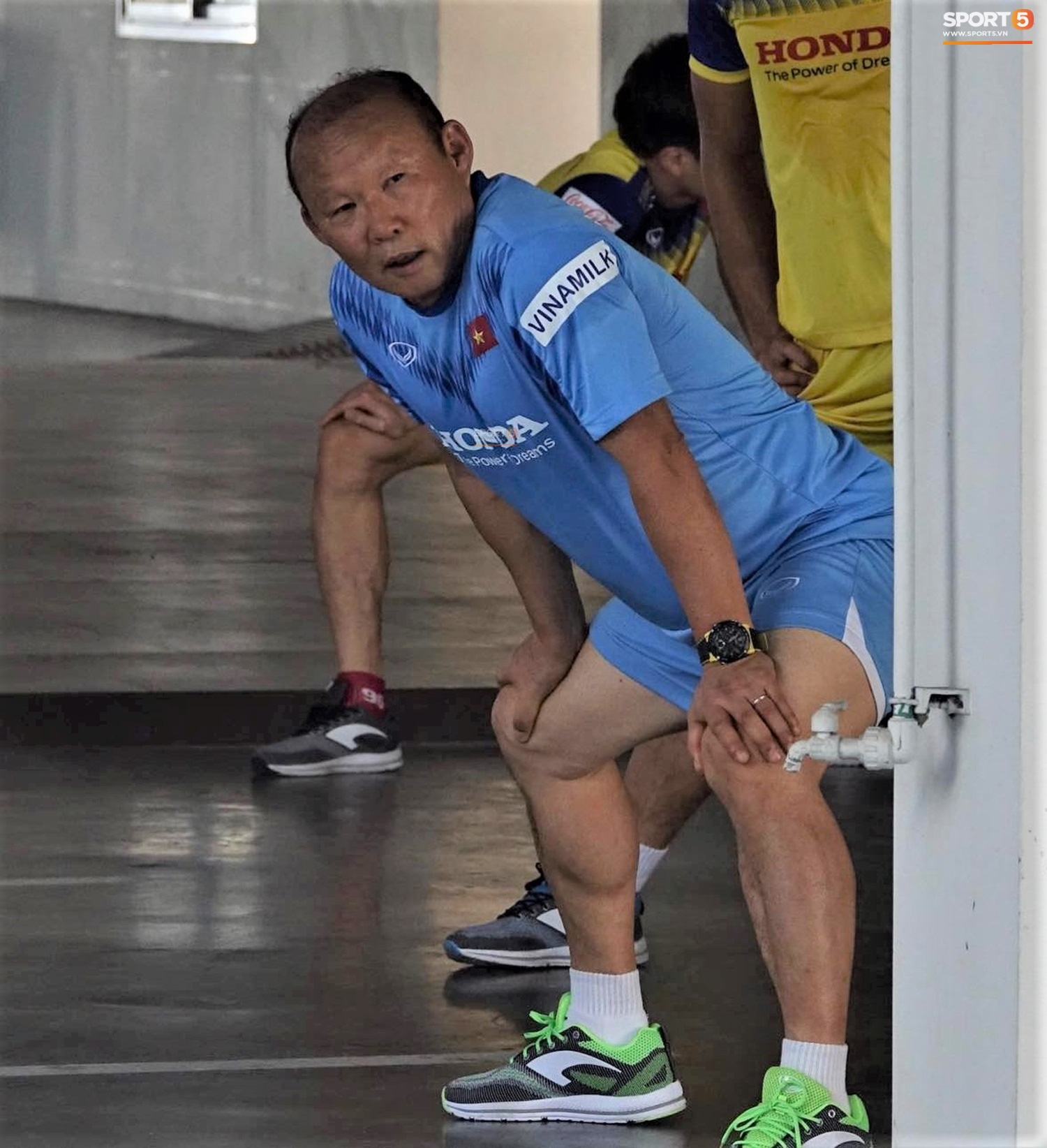 Thầy Park vã mồ hôi, thở không ra hơi khi tập chạy cùng cầu thủ U23 Việt Nam - Ảnh 5.