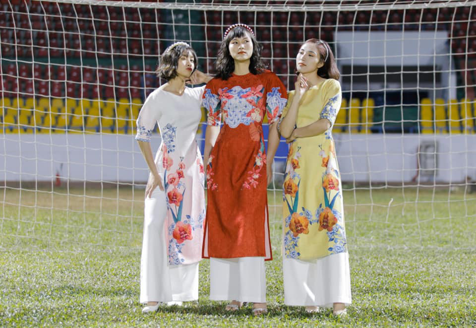 Dàn nữ tuyển thủ đi ăn tiệc, Crush quốc dân Hoàng Thị Loan nổi bần bật với bộ áo dài đụng hàng Ninh Dương Lan Ngọc - Ảnh 6.