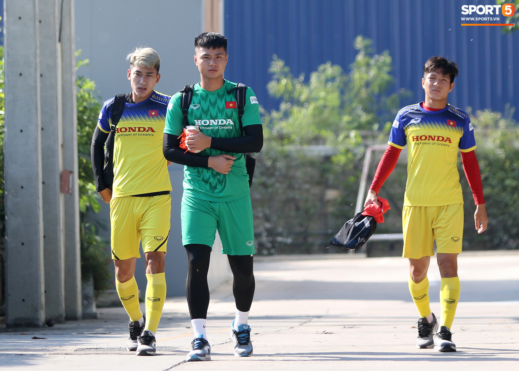 Thủ môn Bùi Tiến Dũng cười tươi rói sau hiệp đấu giữ sạch lưới cho U23 Việt Nam - Ảnh 4.