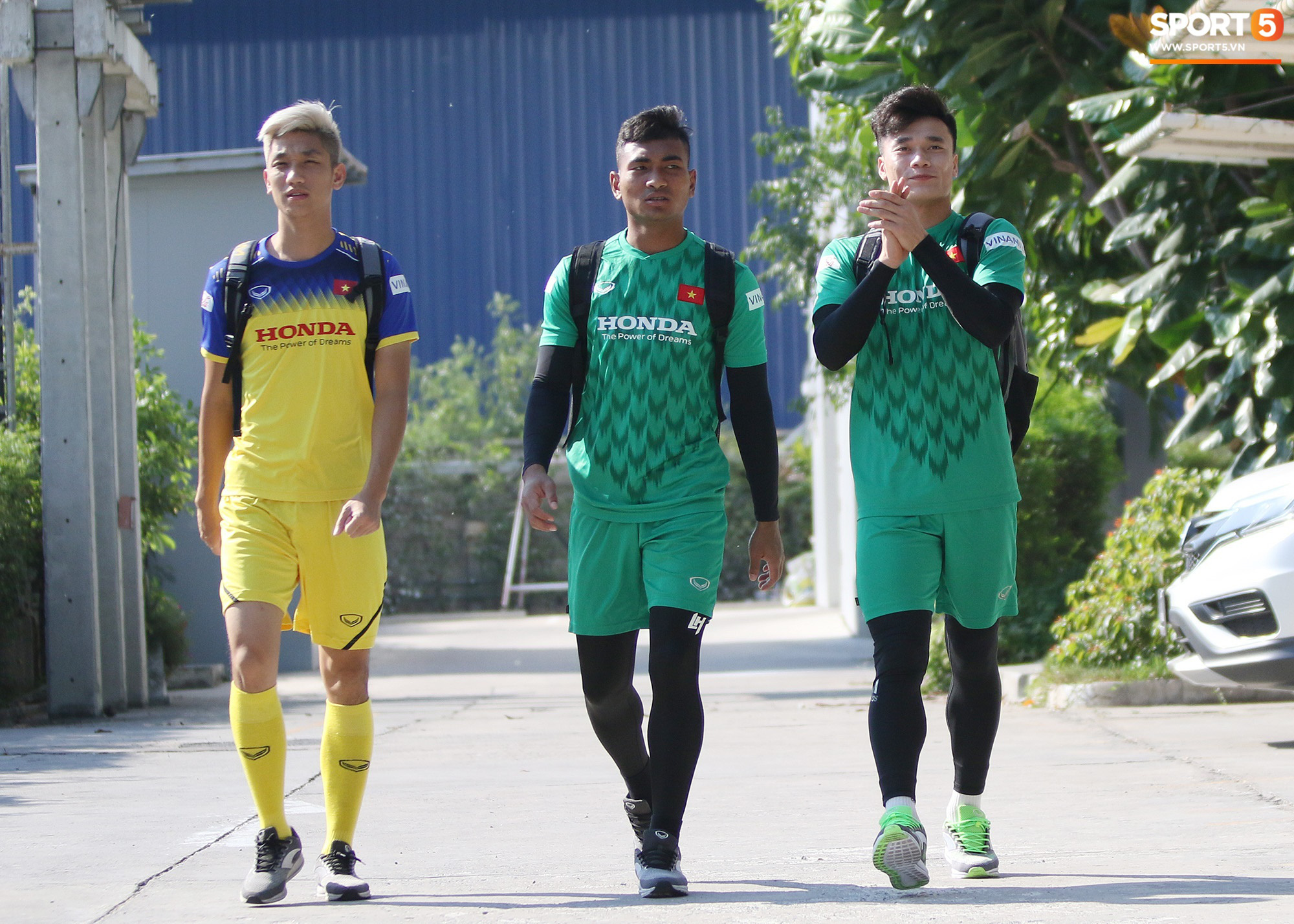 Thủ môn Bùi Tiến Dũng cười tươi rói sau hiệp đấu giữ sạch lưới cho U23 Việt Nam - Ảnh 5.