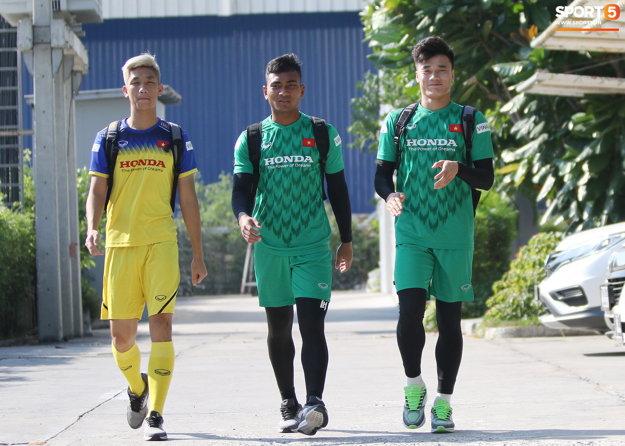 Thủ môn Bùi Tiến Dũng cười tươi rói sau hiệp đấu giữ sạch lưới cho U23 Việt Nam - Ảnh 6.