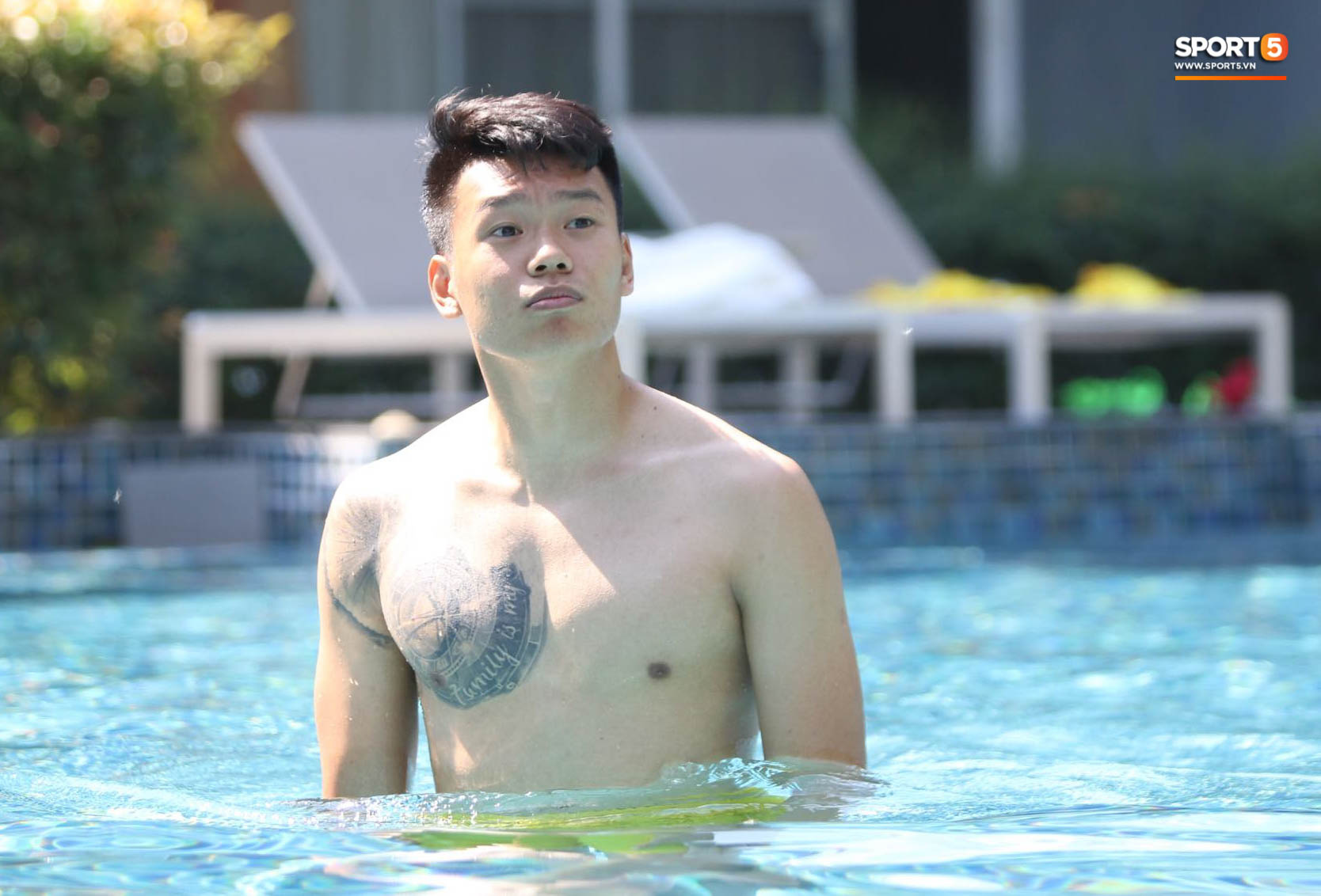 Tiến Linh cover xung quanh anh toàn là nước của Đen Vâu, tuyển thủ U23 Việt Nam khoe body săn chắc - Ảnh 8.
