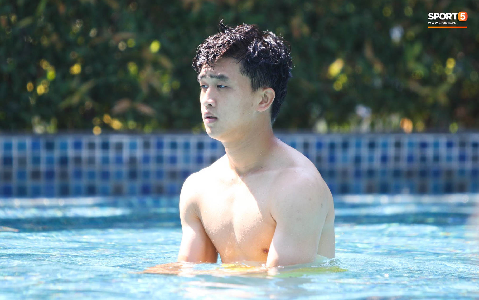 Tiến Linh cover xung quanh anh toàn là nước của Đen Vâu, tuyển thủ U23 Việt Nam khoe body săn chắc - Ảnh 11.