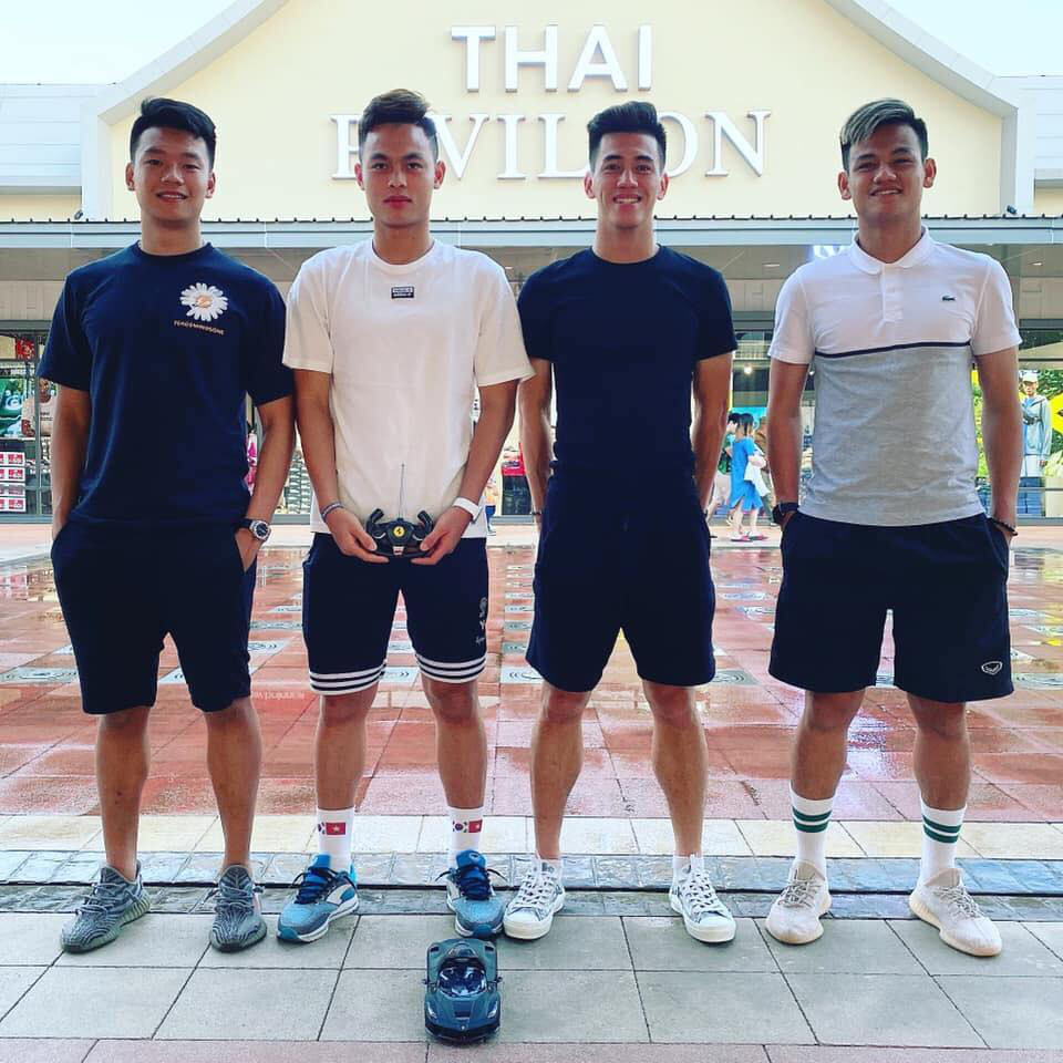Dàn tuyển thủ U23 Việt Nam tranh thủ đi thăm thú Bangkok, tậu siêu xe rồi mang ra đua luôn cho nóng - Ảnh 1.
