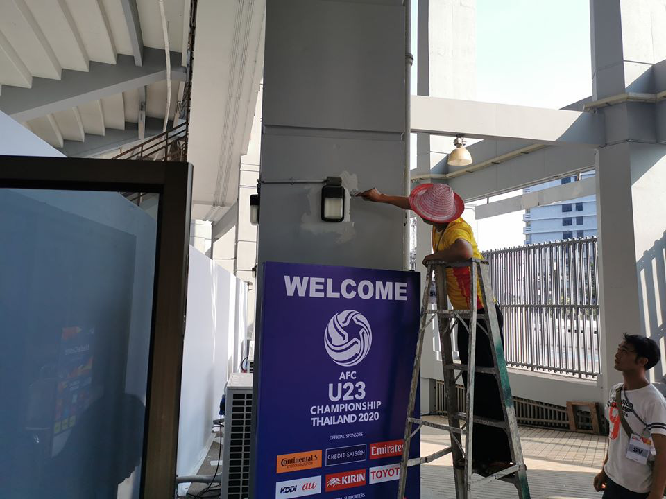 Toang như cách Thái Lan chuẩn bị cho U23 châu Á: Miệng tuyên bố đã hoàn thành nhưng vẫn quét sơn, sửa chữa chỉ vài giờ trước khi bóng lăn - Ảnh 1.