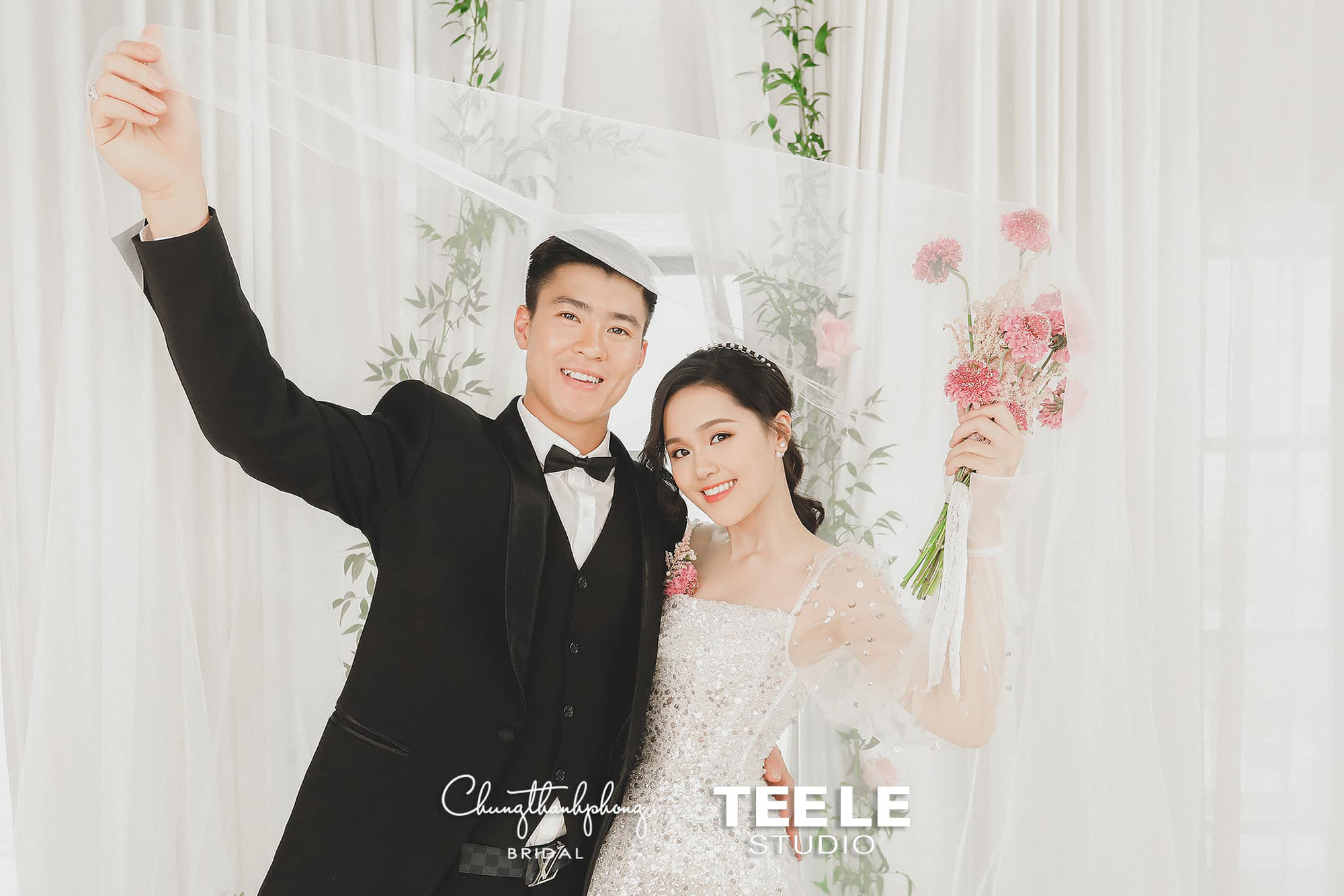 Lộ hậu trường chụp ảnh cưới của Duy Mạnh và Quỳnh Anh: Cô dâu thẹn thùng khi chú rể hôn lên mái tóc - Ảnh 3.