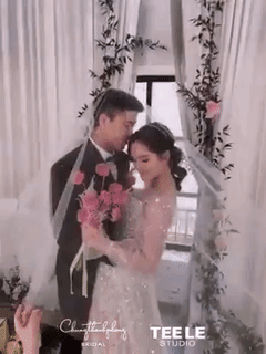Lộ hậu trường chụp ảnh cưới của Duy Mạnh và Quỳnh Anh: Cô dâu thẹn thùng khi chú rể hôn lên mái tóc - Ảnh 2.