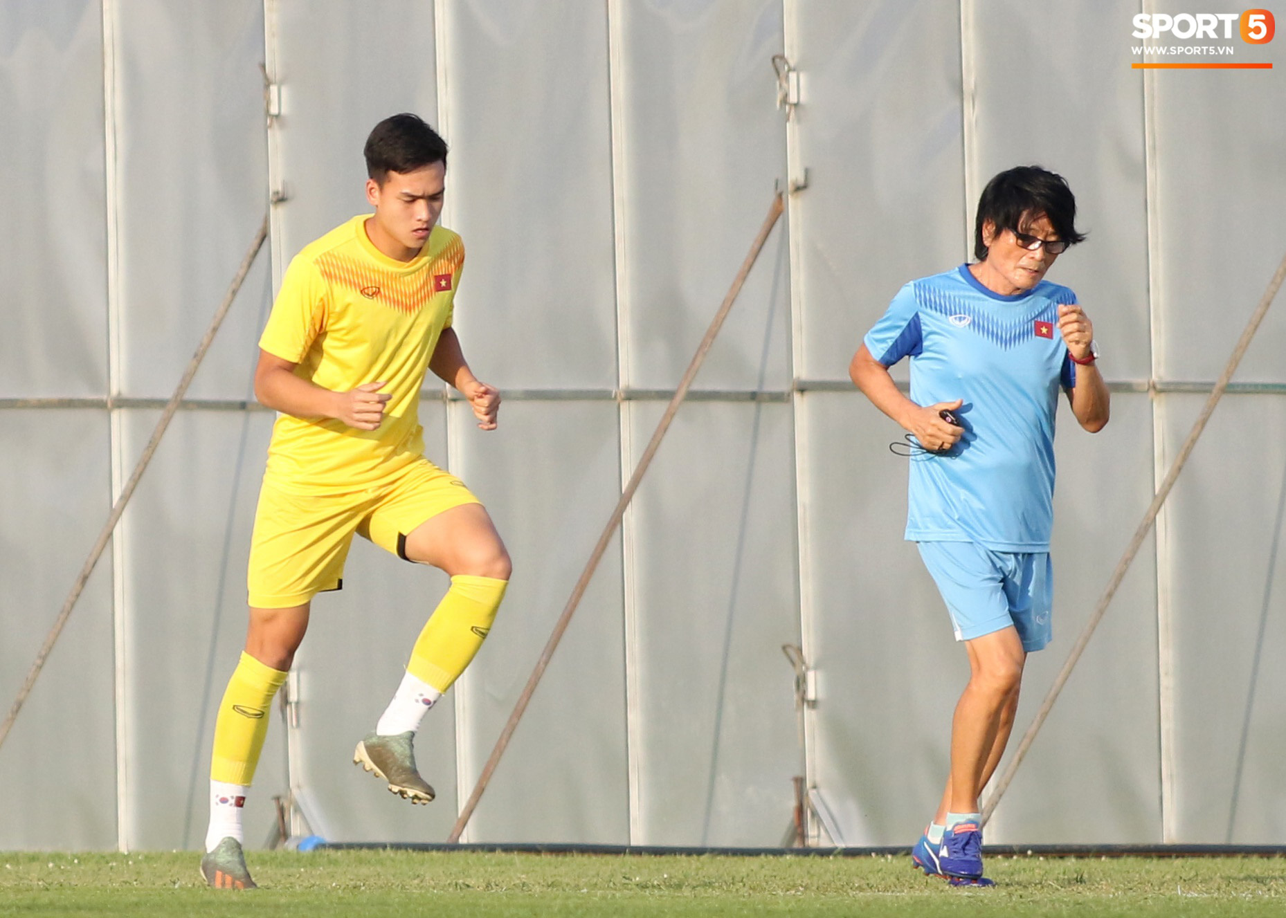 Thầy Park phô diễn kỹ thuật đi bóng khiến cả đội U23 Việt Nam trầm trồ - Ảnh 9.