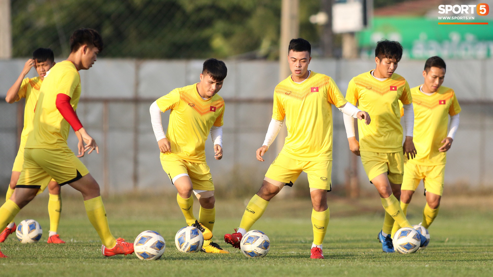 Thầy Park phô diễn kỹ thuật đi bóng khiến cả đội U23 Việt Nam trầm trồ - Ảnh 8.