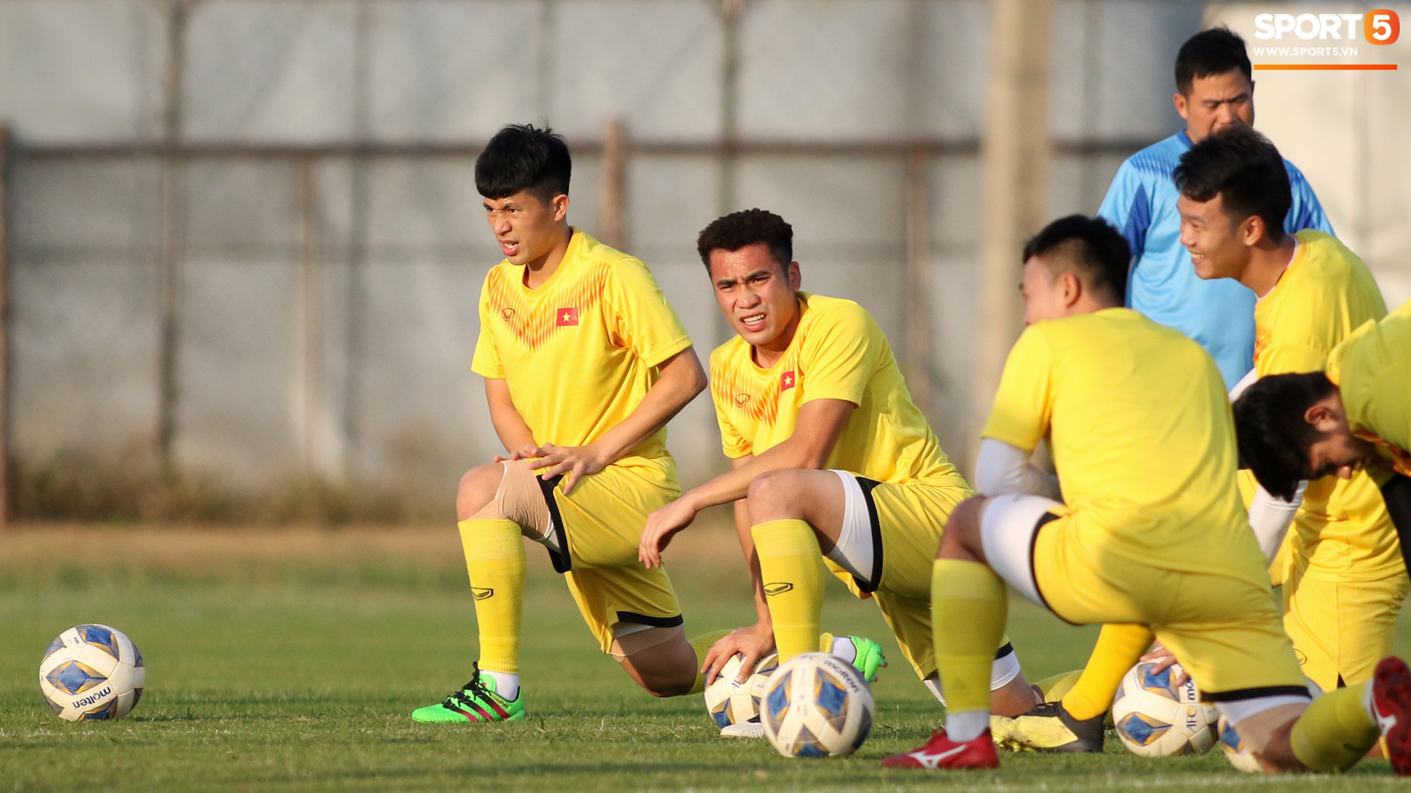 Thầy Park phô diễn kỹ thuật đi bóng khiến cả đội U23 Việt Nam trầm trồ - Ảnh 7.