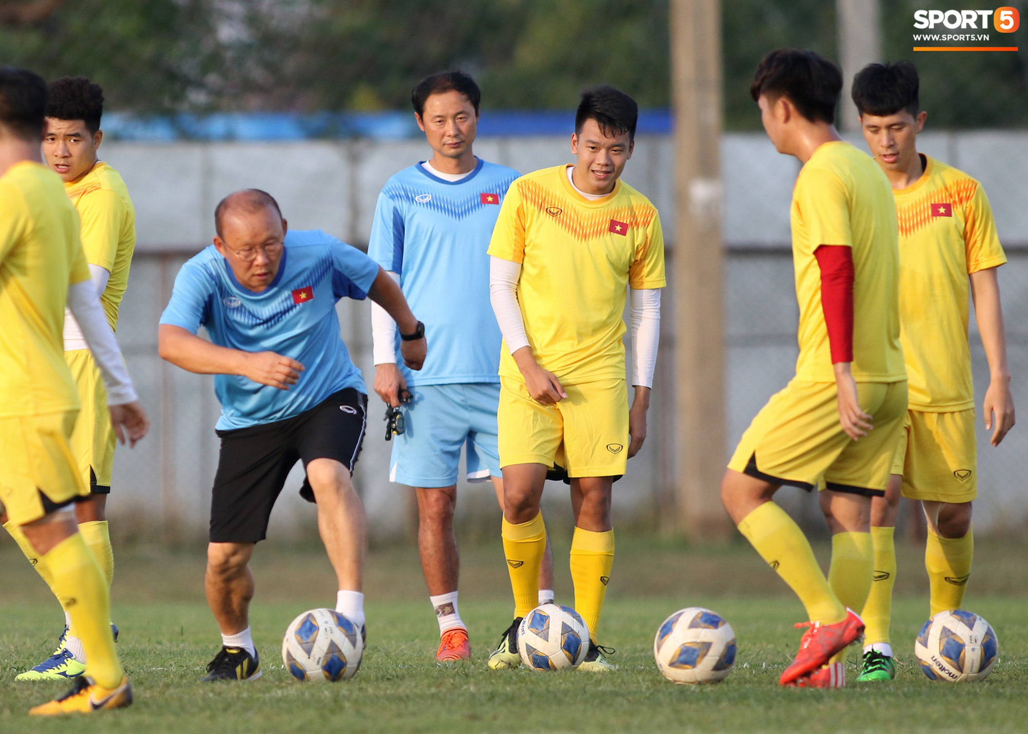 Thầy Park phô diễn kỹ thuật đi bóng khiến cả đội U23 Việt Nam trầm trồ - Ảnh 3.