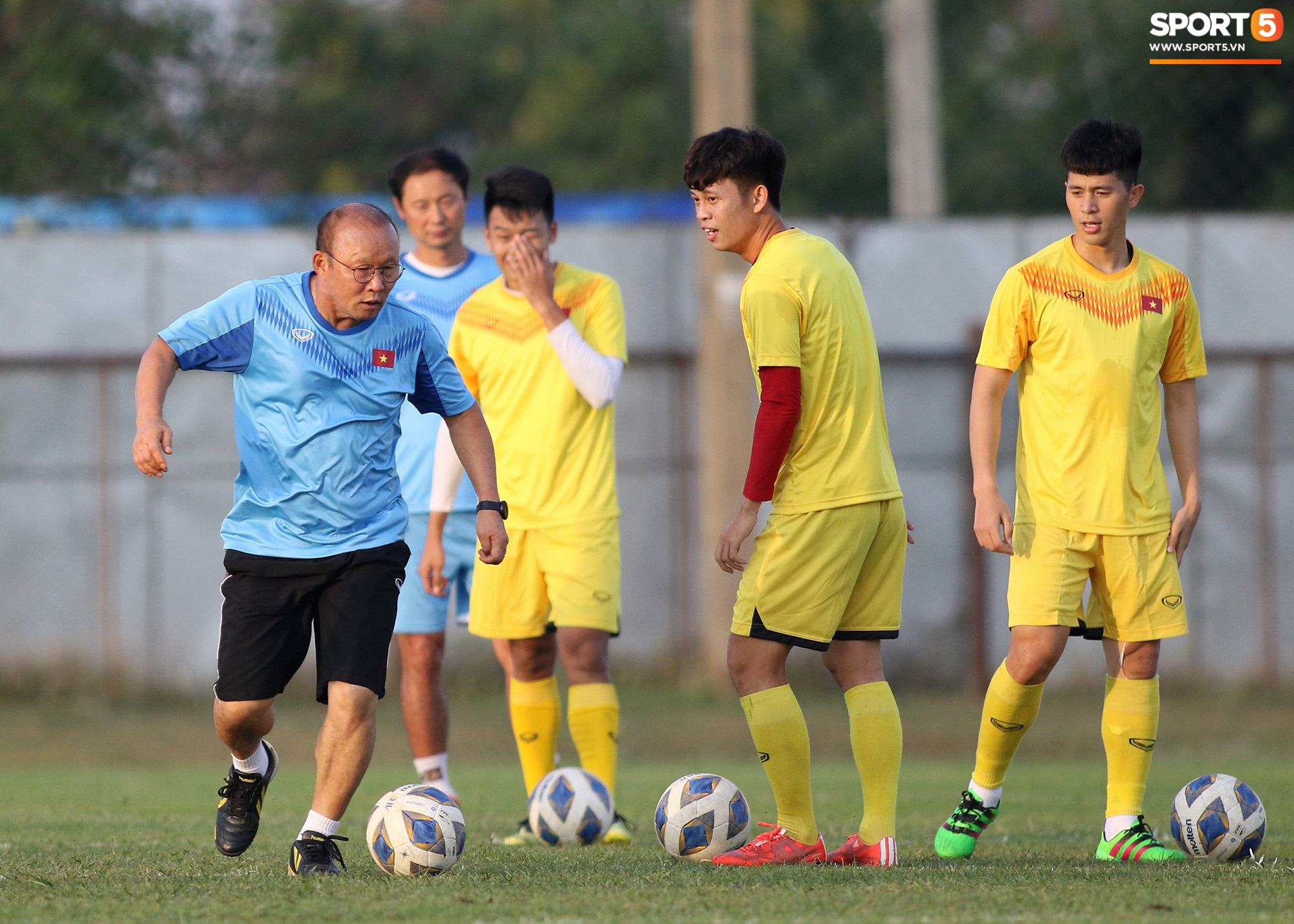 Thầy Park phô diễn kỹ thuật đi bóng khiến cả đội U23 Việt Nam trầm trồ - Ảnh 4.