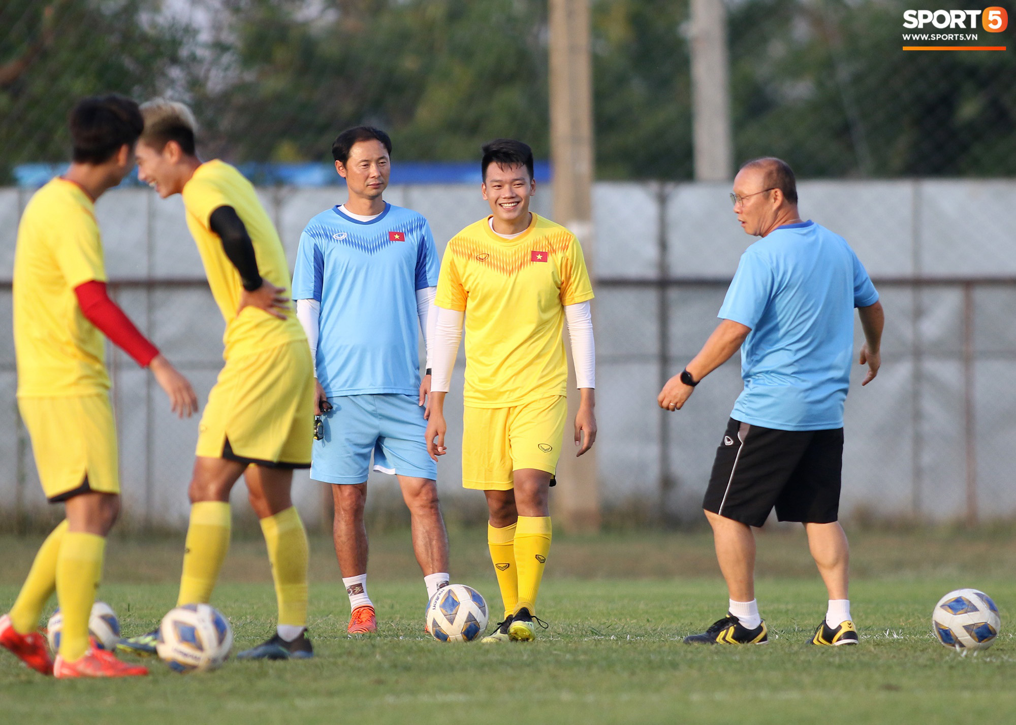 Thầy Park phô diễn kỹ thuật đi bóng khiến cả đội U23 Việt Nam trầm trồ - Ảnh 6.