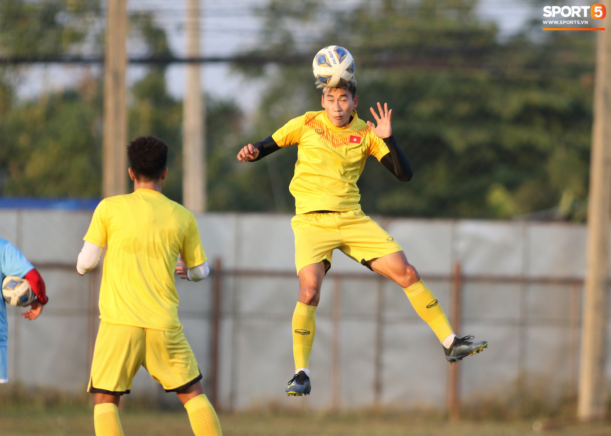 Thầy Park phô diễn kỹ thuật đi bóng khiến cả đội U23 Việt Nam trầm trồ - Ảnh 11.