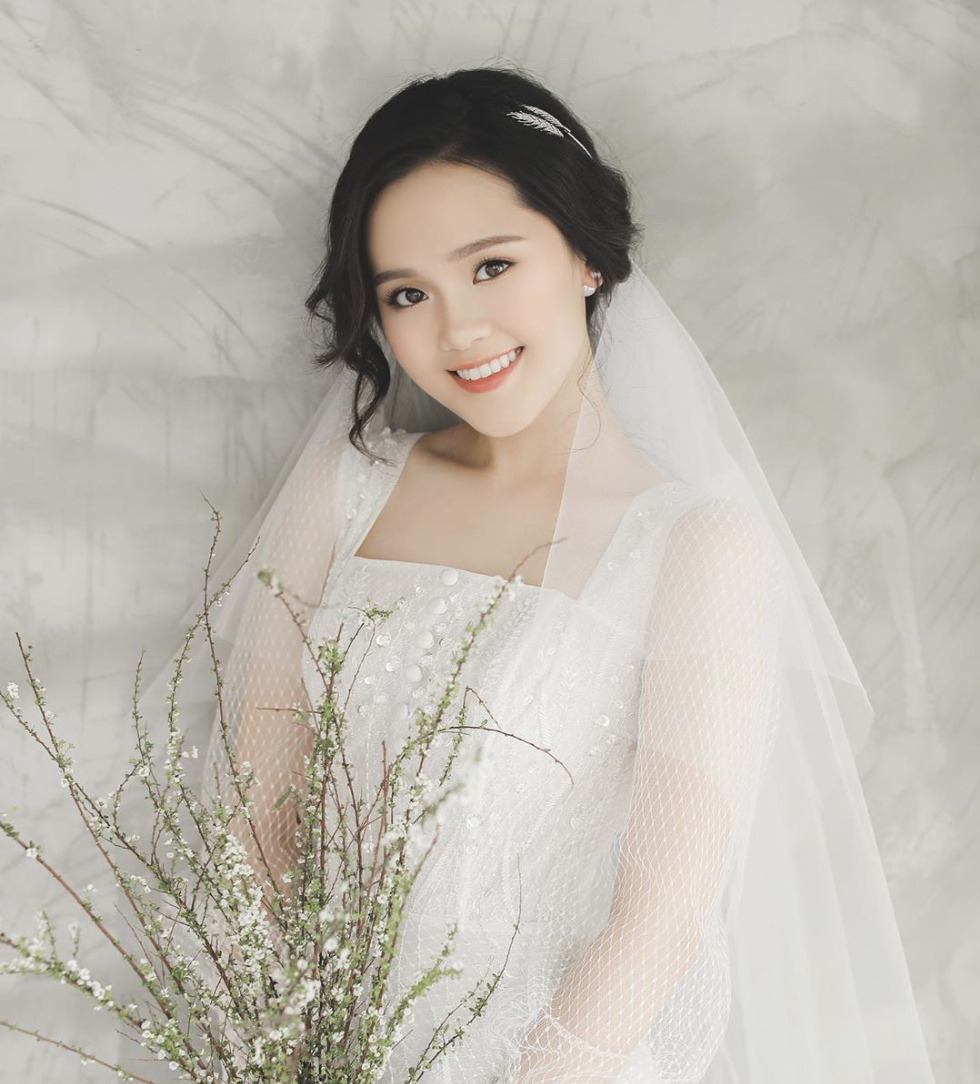 Ngắm ảnh Quỳnh Anh - vợ sắp cưới của Duy Mạnh khoe sắc cùng tuyết mai trắng: Thật khéo chọn hoa phù hợp với nét đẹp của cô dâu - Ảnh 1.