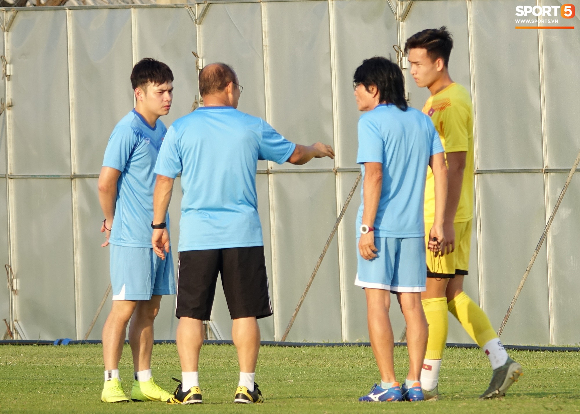 Thầy Park phô diễn kỹ thuật đi bóng khiến cả đội U23 Việt Nam trầm trồ - Ảnh 10.