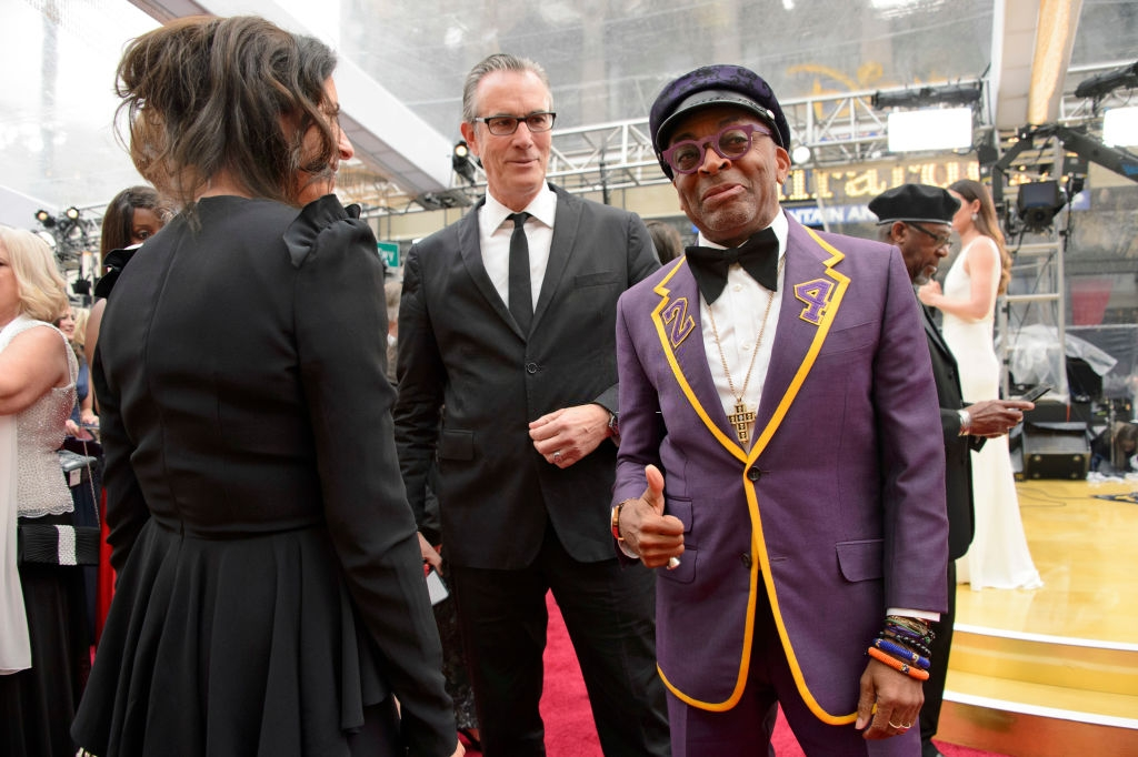 Đạo diễn Spike Lee mặc trang phục đặc biệt để tri ân huyền thoại Kobe Bryant tại lễ trao giải Oscar 2020 - Ảnh 1.