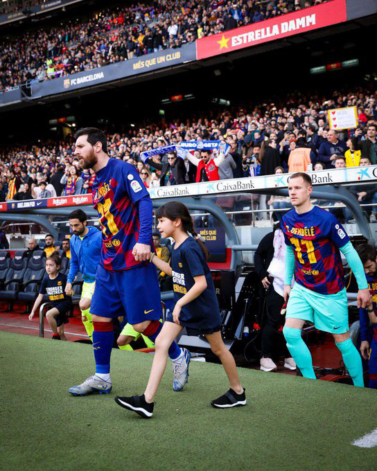 Đàn em đen đủi dính chấn thương toang luôn cả mùa giải, Messi cùng các đồng đội nghĩ ra cách động viên cực kỳ ấm lòng - Ảnh 1.