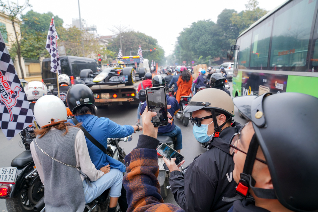 Người dân Hà Nội trầm trồ nhìn ngắm mô hình xe đua F1 diễu hàng trên phố - Ảnh 6.