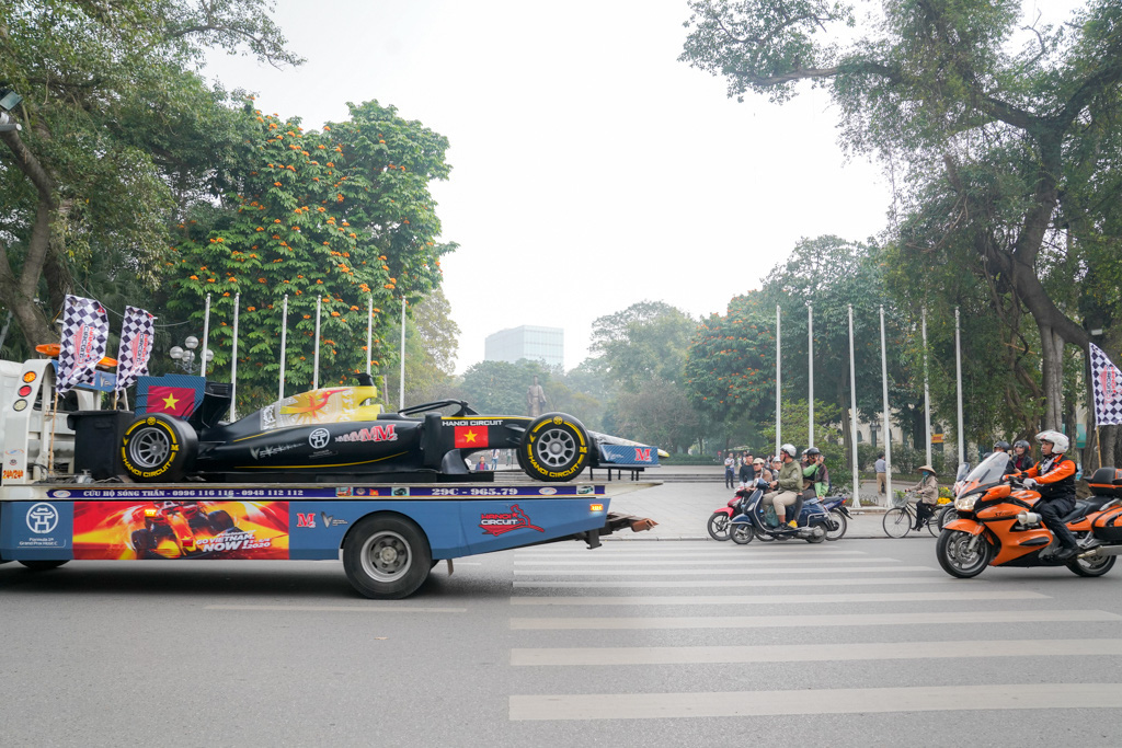 Người dân Hà Nội trầm trồ nhìn ngắm mô hình xe đua F1 diễu hàng trên phố - Ảnh 8.