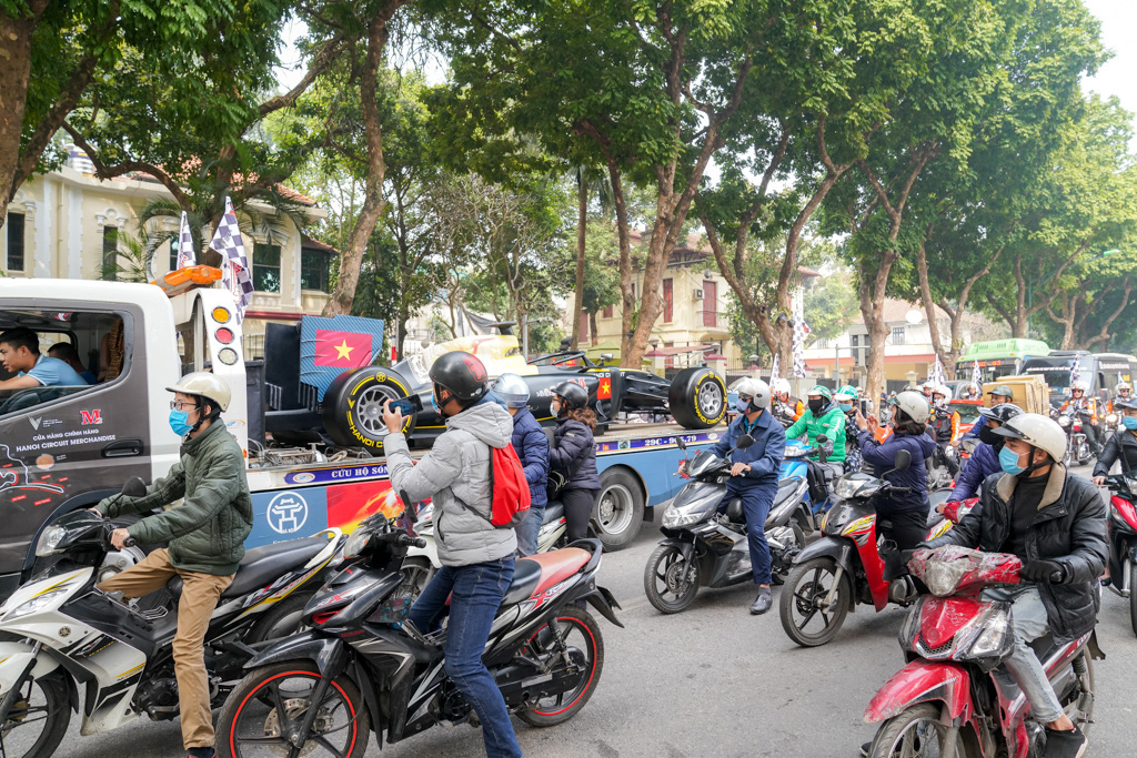 Người dân Hà Nội trầm trồ nhìn ngắm mô hình xe đua F1 diễu hàng trên phố - Ảnh 5.