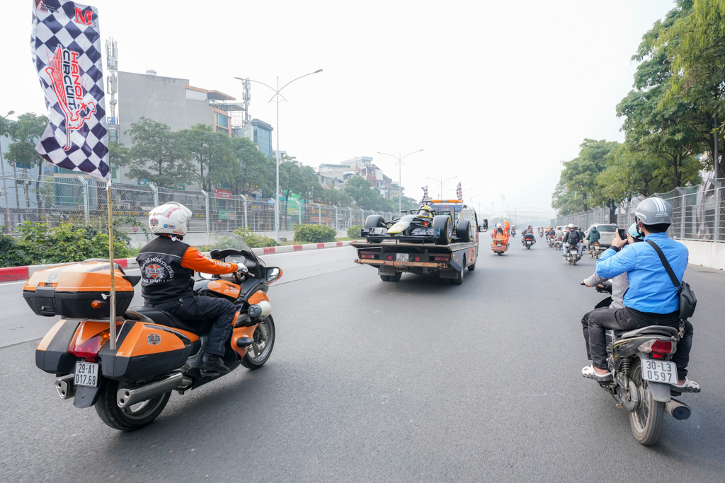 Người dân Hà Nội trầm trồ nhìn ngắm mô hình xe đua F1 diễu hàng trên phố - Ảnh 13.