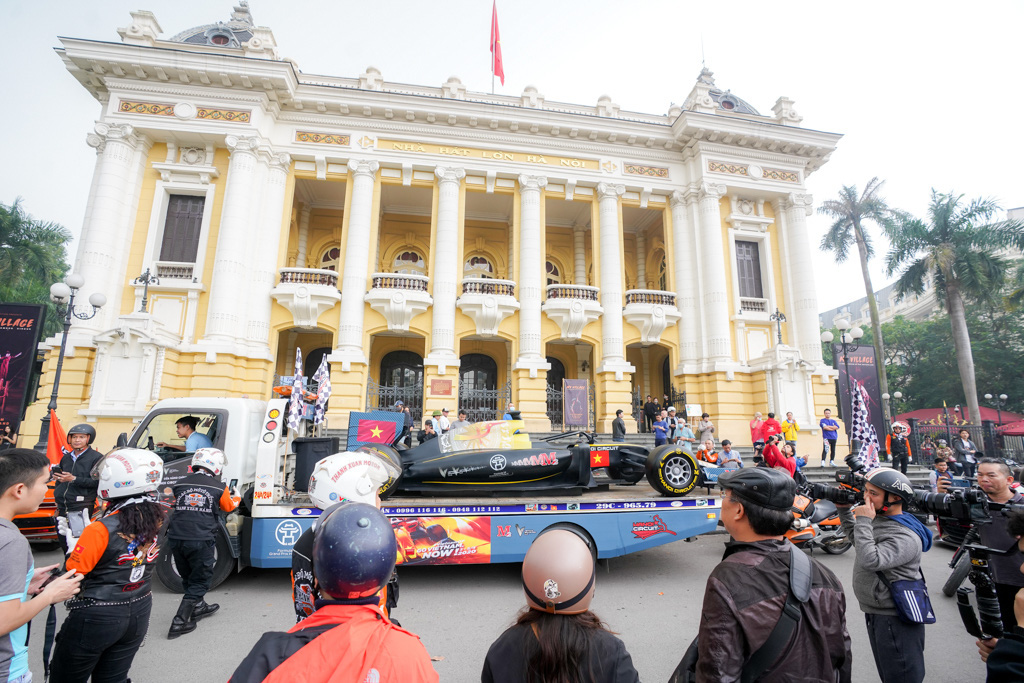 Người dân Hà Nội trầm trồ nhìn ngắm mô hình xe đua F1 diễu hàng trên phố - Ảnh 7.