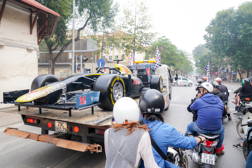 Người dân Hà Nội trầm trồ nhìn ngắm mô hình xe đua F1 diễu hàng trên phố - Ảnh 10.