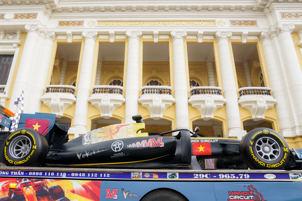 Người dân Hà Nội trầm trồ nhìn ngắm mô hình xe đua F1 diễu hàng trên phố - Ảnh 1.