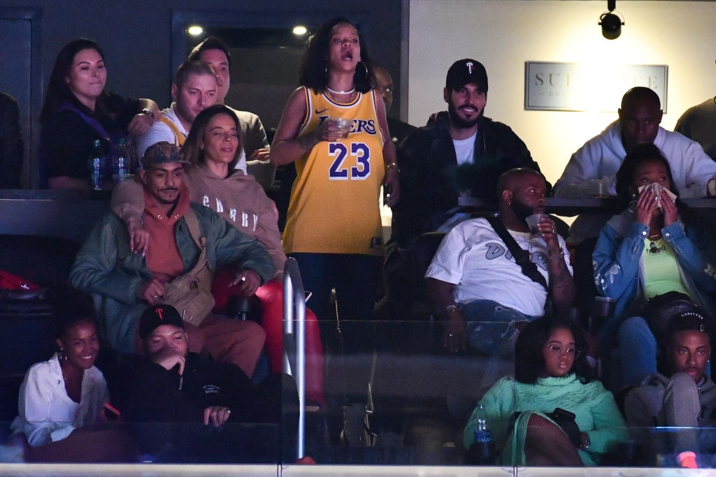 Làm nền trong siêu phẩm của LeBron James, cầu thủ bóng rổ lập tức bị ca sĩ Rihanna cà khịa: Đã ai kiểm tra cậu ấy chưa? - Ảnh 3.