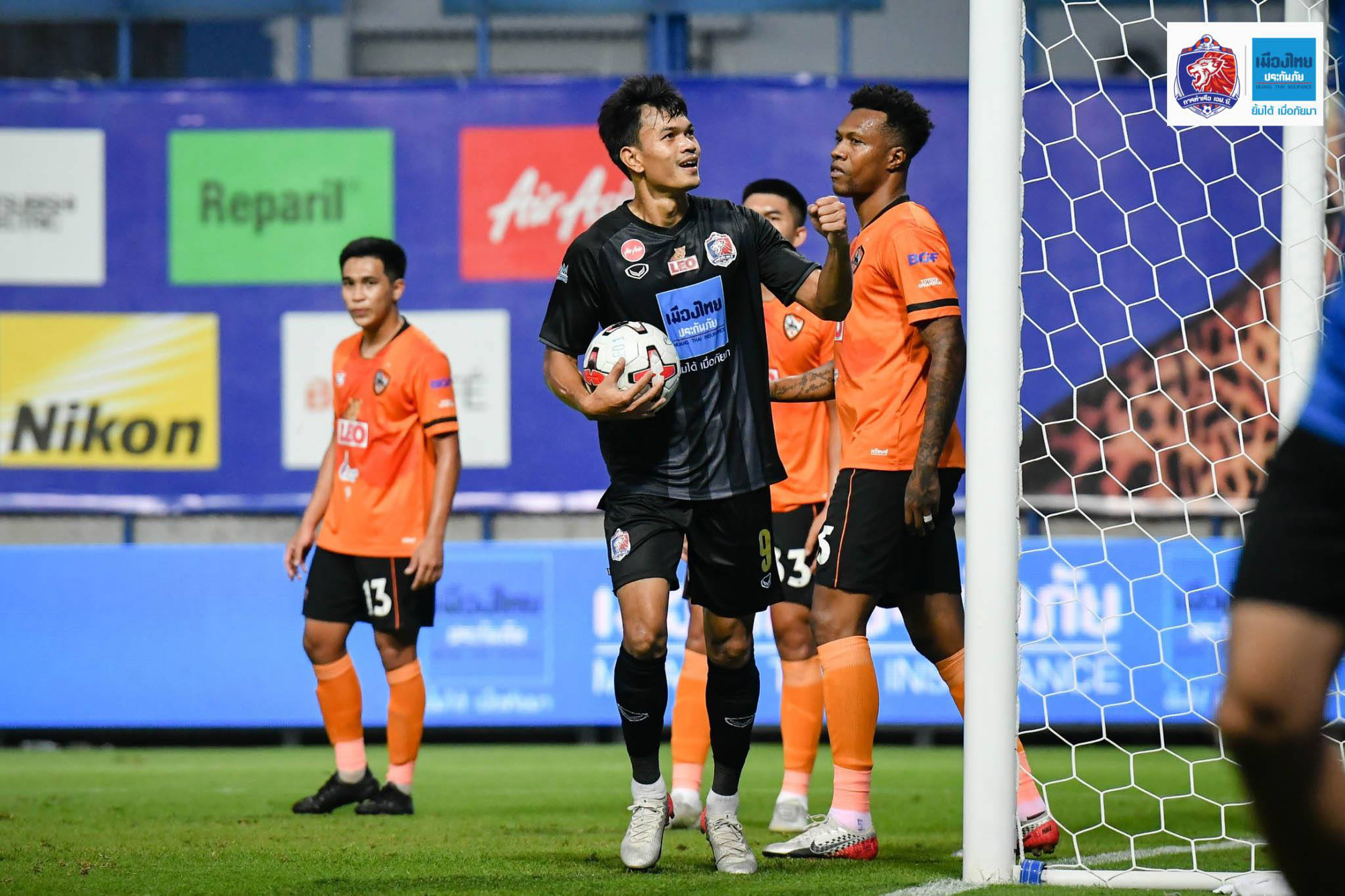 Văn Lâm thua 2 bàn trong 10 phút, đau hơn khi bị đồng đội cũ bắn hạ làm mất chức vô địch đầu tiên trên đất Thái - Ảnh 2.