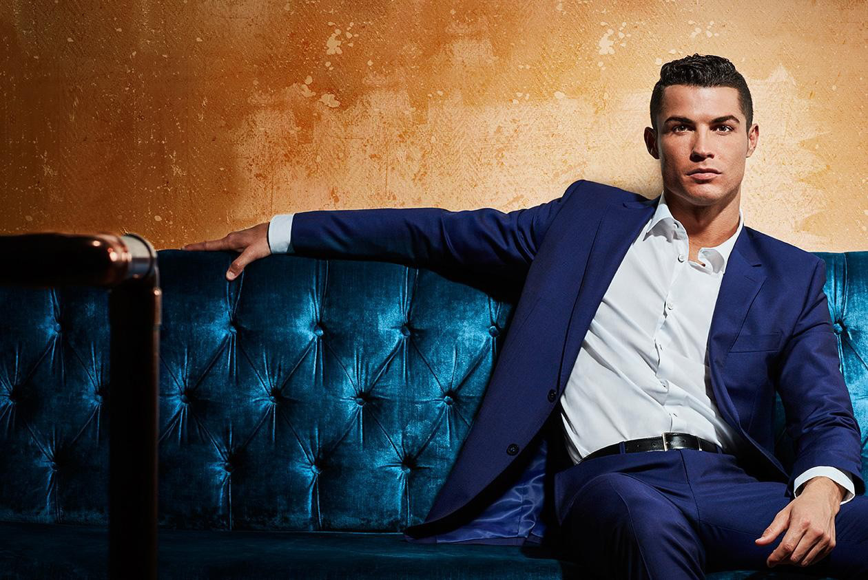 Trong ngày sinh nhật tuổi 35, Ronaldo bất ngờ bị fan \