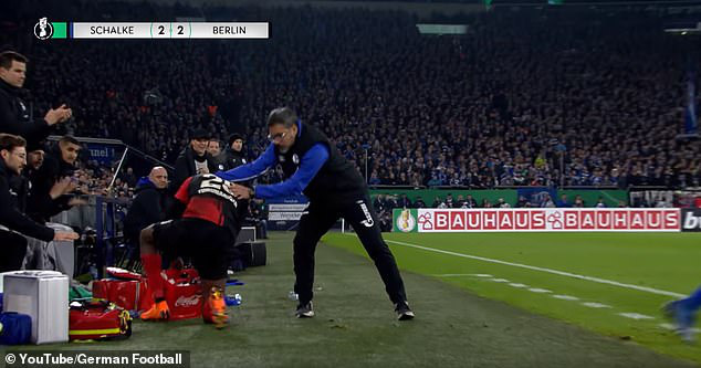 Hy hữu: HLV ở Đức làm phúc phải tội, ăn thẻ đỏ sau khi... đỡ cầu thủ đối phương đứng dậy - Ảnh 3.